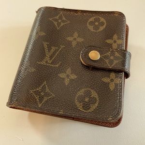 Louis Vuitton wallet. Authentic. Good condition.